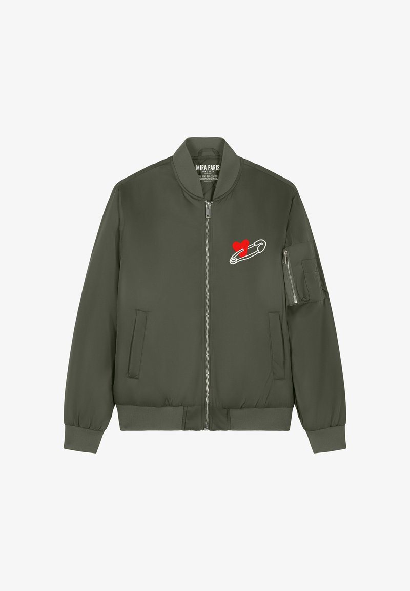 Giacca bomber verde oliva con cerniera frontale, tasche laterali e grafica di un cuore rosso con una spilla da balia. Presenta polsini e orlo a costine.
