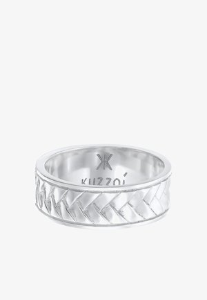 Silberring mit einer geflochtenen Textur um den Ring. Im Inneren befindet sich ein eingraviertes Logo. Polierte Oberfläche, breites Design und glatte Kanten.