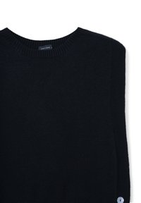 Maglione nero con colletto rotondo a coste, tessitura a maglia e dettaglio con bottone sulla spalla sinistra. Realizzato in un tessuto morbido e accogliente.