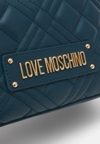Love Moschino QUILTED BAG - Keresztpántos táska - emerald green