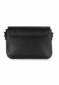 Czarna skórzana torba na ramię o fakturowanym wykończeniu, prostokątnym kształcie, z klapką i regulowanym paskiem. Brak widocznych detali metalowych.