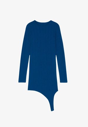 Sukienka z długim rękawem w prążkowanej tkaninie, w głębokim niebieskim kolorze, z asymetrycznym dołem, z zaokrąglonym dekoltem i dopasowaną sylwetką.