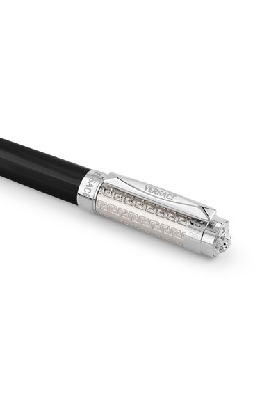 Stylo noir avec un capuchon argenté orné de motifs de clé grecque gravés, un clip gravé "VERSACE" et un embout décoratif.