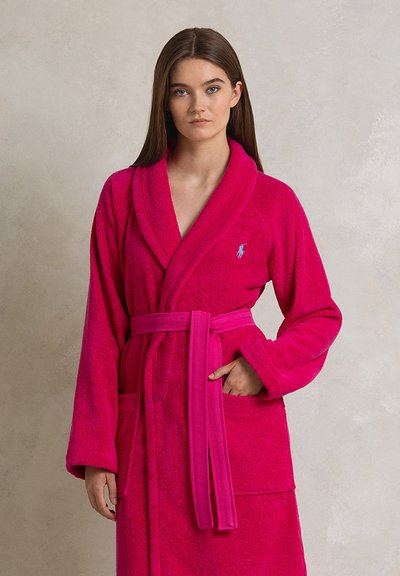 Accappatoio in spugna rosa con colletto a scialle, maniche lunghe, cintura e due tasche frontali; presenta un piccolo logo sul petto.