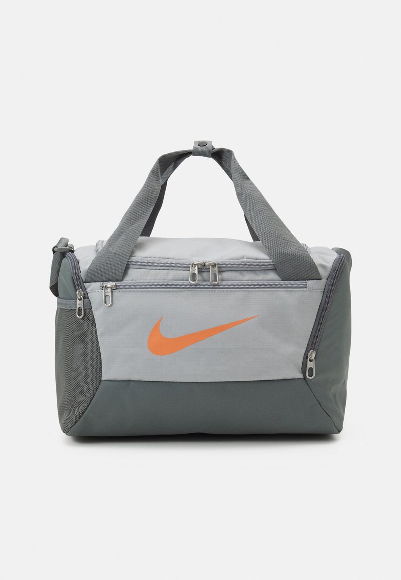 Nike Performance XS DUFFLE 25L UNISEX - Saco de desporto - smoke grey/smoke grey/orange trance