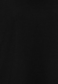 Tessuto di cotone nero con una consistenza liscia, colore uniforme e senza motivi o decorazioni visibili.