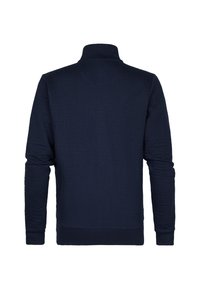 Námořnický modrý svetr s texturovaným vzorem, vysokým límcem, dlouhými rukávy a žebrovanými manžetami. Zadní pohled ukazuje bezproblémový design bez ozdob.