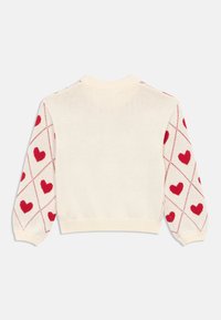 Kreminės spalvos megztinis su raudonų širdelių raštais ant rombų formos detalių rankovėse. Briaunuotas apykaklės ir apačios kraštas.