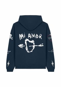 Felpa blu navy con testo grafico bianco "Mi AmOR", design di teschi e cuori, frecce e accenti di fulmini sulle maniche.
