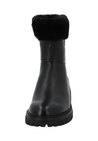 Botines de cuero negro con un suave puño de piel sintética negra, punta redonda y suela resistente con dibujo texturizado para mayor agarre.