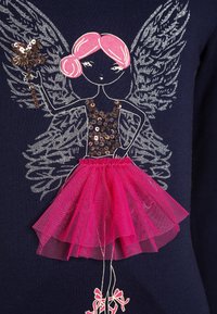 Maritimer Pullover mit einem glitzernden Mädchen mit pinken Haaren, silbernen Flügeln und einem rosa Tüllrock, verziert mit einem Zauberstab-Motiv.