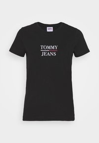 Svart bomulls t-shirt med "TOMMY" i vitt och "JEANS" i vitt med en röd linje emellan på framsidan. Korta ärmar och rundad halsdesign.