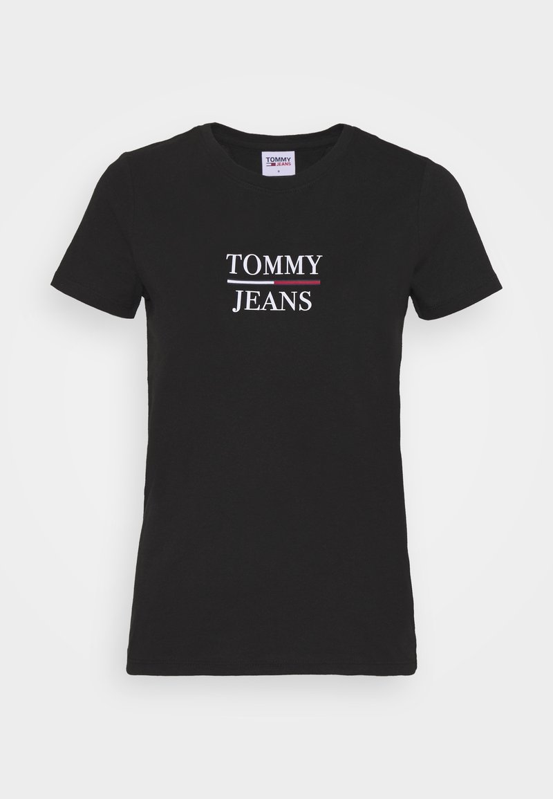 Černé tričko s krátkým rukávem s nápisem "TOMMY JEANS" a logem s červeno-bílo-modrou podtržítkem uprostřed vpředu.