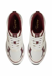 Baskets blanches avec des accents bordeaux, en matériau mesh et synthétique, bout rond, lacets, col rembourré et logo 'ALDO' à l'intérieur et sur le côté.