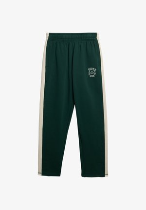 Grønne sweatsbukser med snoretræk i taljen, prydet med cremede sideløbende striber og et logo-design på forsiden. Lavet af blødt materiale.