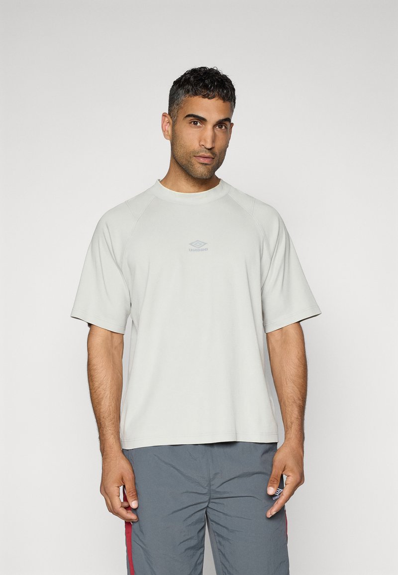 Umbro WASHED HIGH NECK BOXY TEE - Camiseta básica - harbor mist