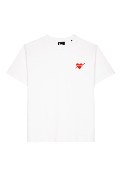 Hvid bomulds t-shirt med korte ærmer, prydet med et rødt hjerte grafik med en pil og tekst på venstre brystområde. Rund halsudskæring.