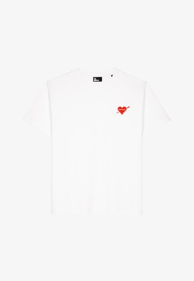 Hvid bomulds t-shirt med korte ærmer, prydet med et rødt hjerte grafik med en pil og tekst på venstre brystområde. Rund halsudskæring.