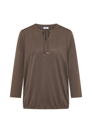 Blouse marron à manches longues avec un col rond et un détail noué. Le tissu est lisse avec un léger froncé aux épaules et une coupe décontractée.