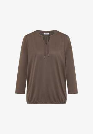 Brązowa bluzka z długim rękawem, okrągłym dekoltem i ozdobnym wiązaniem. Tkanina jest gładka, z delikatnym marszczeniem na ramionach i luźnym krojem.