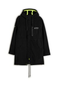 Veste imperméable noire avec capuche, dotée de poches zippées et à rabat, doublure vert fluo, cordons de serrage ajustables et coutures contrastées.
