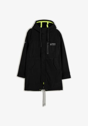 Schwarze wasserdichte Jacke mit Kapuze, ausgestattet mit Reißverschluss- und Klappentaschen, neon-grüner Innenausstattung, verstellbaren Kordelzügen und Kontrastnähten.