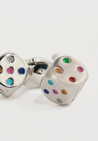 Gemelos de plata con forma de dados, con puntos circulares de colores verde, rosa, azul, naranja y rojo sobre un fondo blanco.