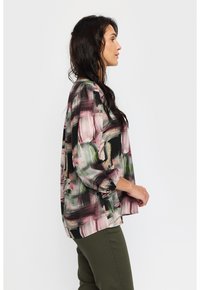 Bluse med lange ærmer i et multicolor abstrakt mønster med pink, grøn og sort, med en afslappet pasform og elastiske manchetter.