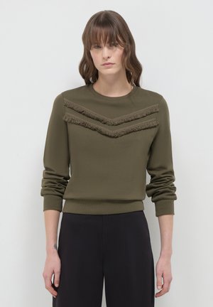 Felpa verde oliva con colletto a girocollo, maniche lunghe e dettagli a frange sovrapposte in un motivo a zigzag sul petto.