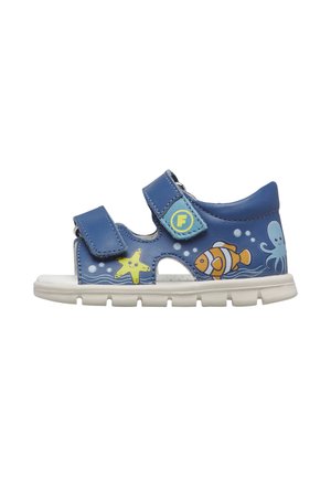 Sandaletto azzurro per bambino con cinturini regolabili, decorato con illustrazioni di stelle marine, pesci pagliaccio e polpi su una suola bianca.