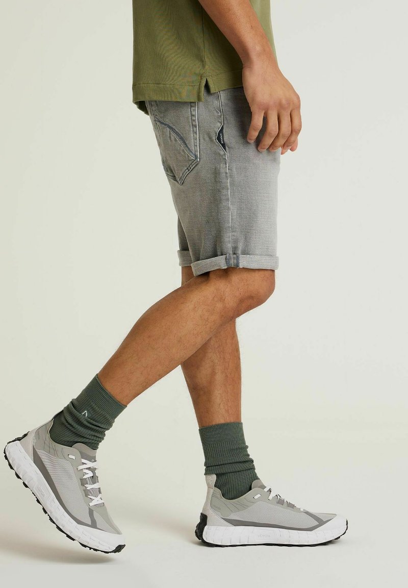 Jeans Shorts E Calze Shorts Calze A Rete Con Jeans Come Abbinare