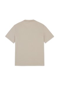 Világos bézs színű, rövid ujjú póló, puha anyagból készült, kerek nyakkal, sima textúrával, látható minták vagy hardver nélkül.