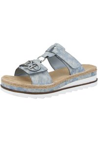 Sandale glissante bleu clair en matériau texturé, dotée d'une boucle décorative, d'une semelle intermédiaire en jute tressé et d'une semelle extérieure en caoutchouc blanc.