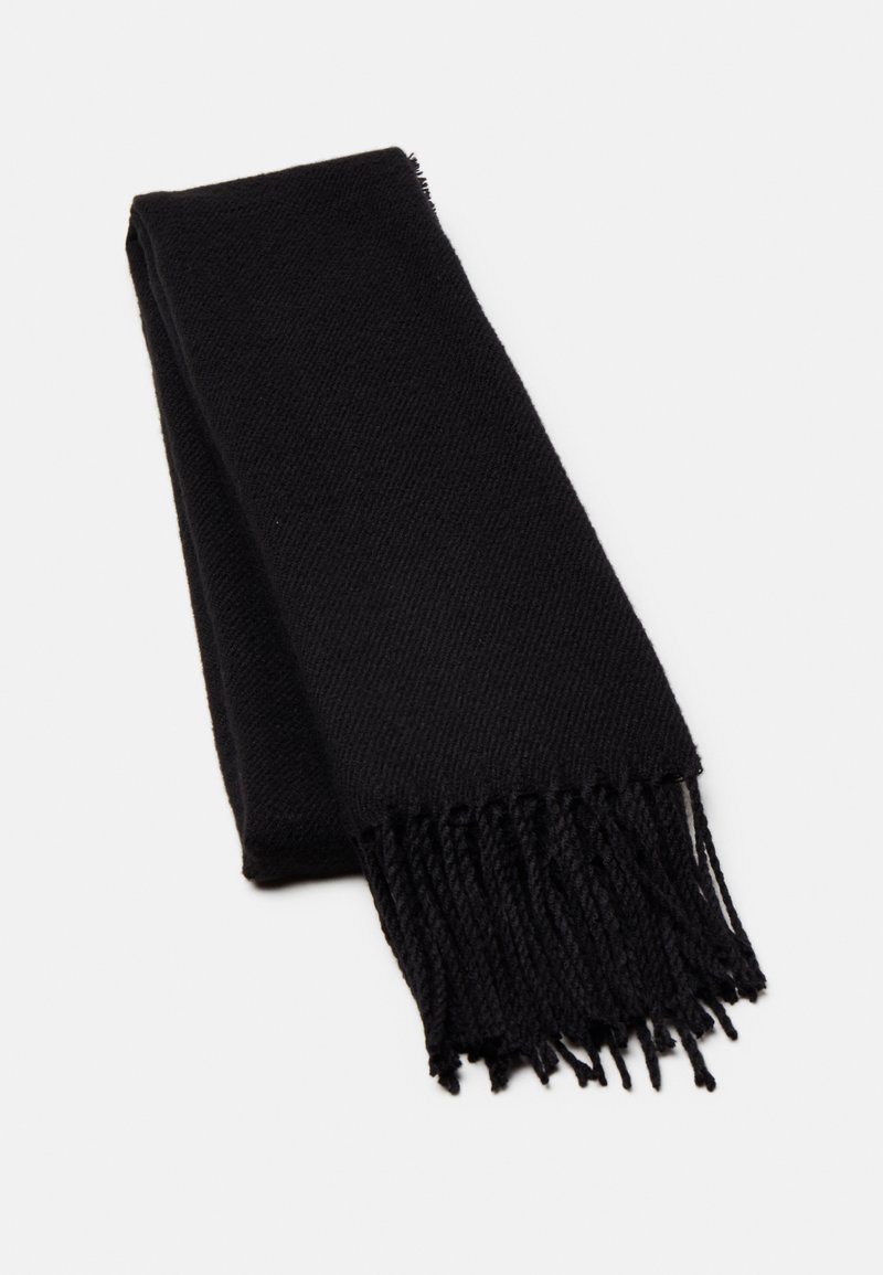 Écharpe noire en tissu doux et texturé. Présente des bords effilochés et une forme rectangulaire, idéale à enrouler autour du cou.