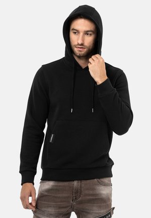 Schwarzer Baumwollhoodie mit verstellbaren Kordeln, einer vorderen Kängurutasche, gerippten Bündchen und strukturiertem Stoff. Einfaches Design in einer einheitlichen Farbe.