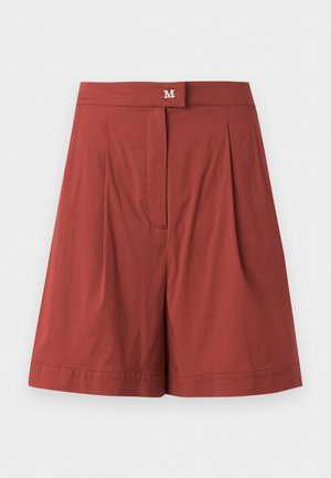 Vysoké pásové shorty v hrdzavo-červenej farbe so skladmi vpredu, bočnými vreckami, širokým lemom a pásom s malým zlatým detailom „M“.