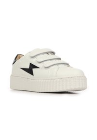 Sneaker bianca in pelle con accenti neri, caratterizzata da una suola piatta bianca testurizzata e tre cinturini in velcro sulla parte anteriore.