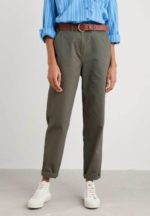 Khaki broek gemaakt van katoen, met een hoge taille, rechte pijpen, omgeslagen uiteinden en een bruine leren riem met een zilveren gesp.