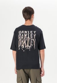 Oakley STACKED TEE - T-Shirt print - blackout
