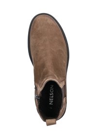 Bottine en daim marron avec fermeture éclair sur le côté, semelle noire, passant au niveau du talon, et "NELSON" imprimé à l'intérieur de la chaussure.