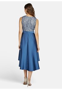 Blaues Satin-Kleid mit einer Spitzenbrustpartie, tailliertem Schnitt und ausgestelltem Rock. Die Rückseite hat eine glatte Oberfläche mit einem verdeckten Reißverschluss.