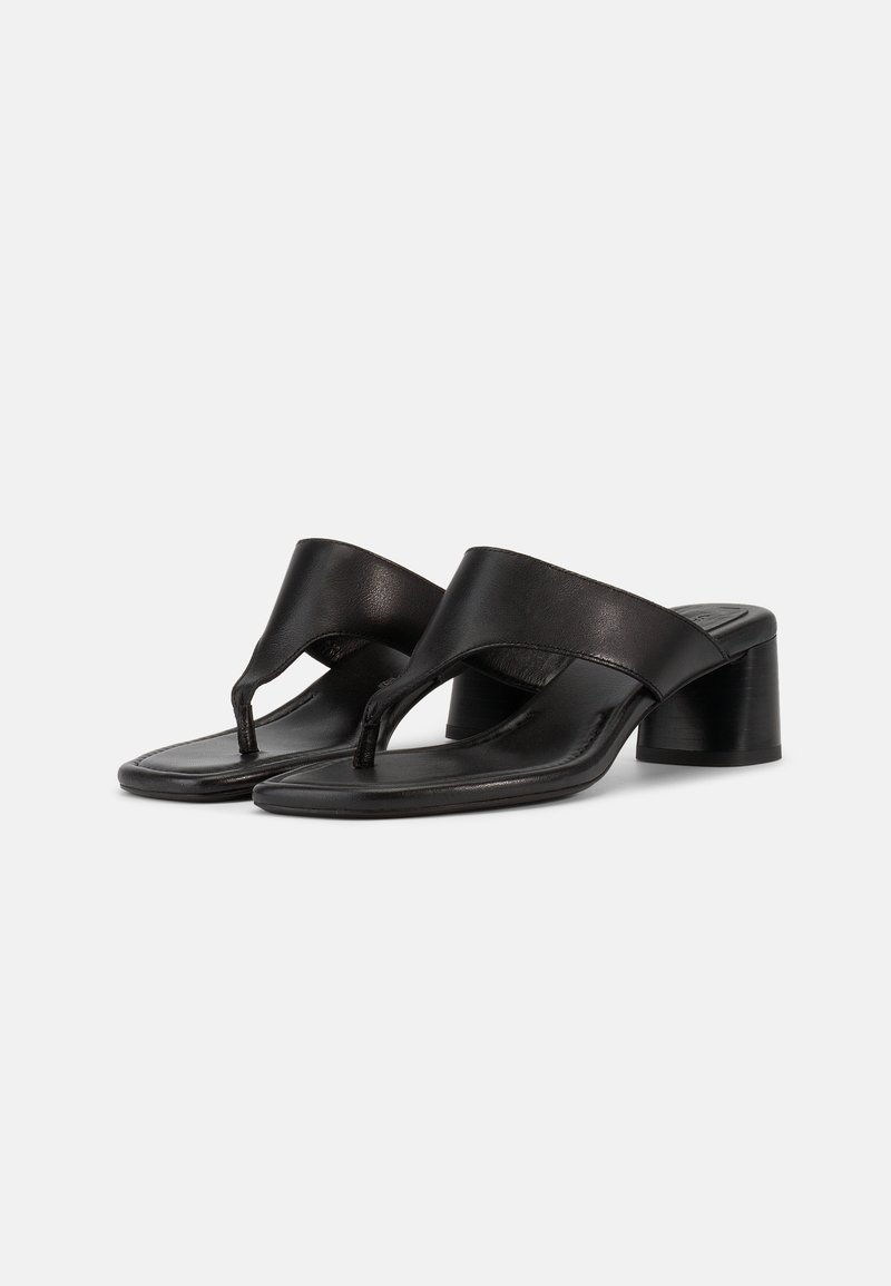 Schwarze Leder-Sandalen mit Absatz, Zehensteg, breitem Riemen, quadratischer Zehenpartie und Blockabsatz vor weißem Hintergrund.