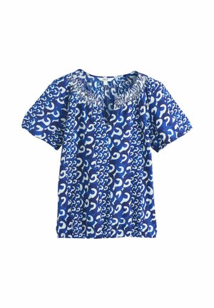Blauwe korte mouwen blouse met wit abstract swirl patroon en een geplooide, elastische halslijn.