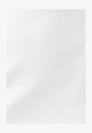 Tissu blanc texturé avec un motif ondulé subtil, créant une surface lisse. Le matériau semble doux et léger.
