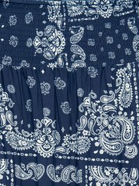 Tissu bleu marine avec imprimé bandana blanc motif paisley et floral, avec détail smock élastique froncé en haut.
