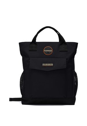 Sort Napapijri rygsæk med top-håndtag, frontlomme flap, to net sidelommer og brandlogoer foran og på lommen.