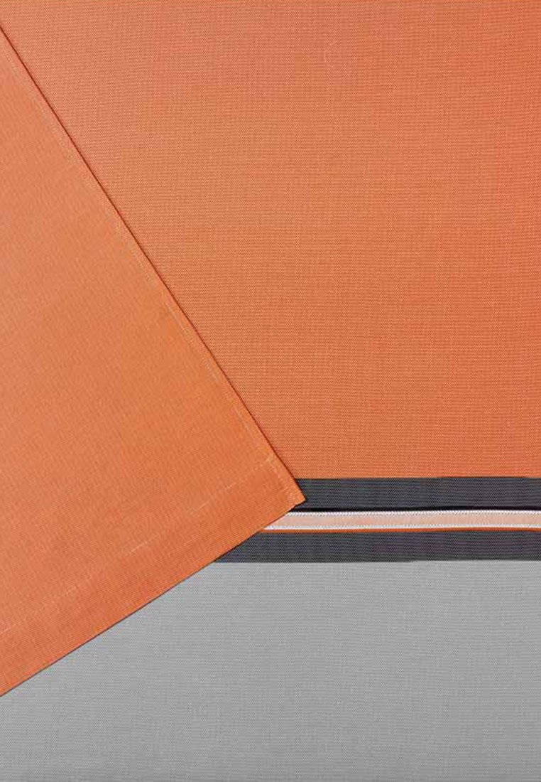 Textiles en orange et gris, présentant une texture lisse. Le tissu orange chevauche partiellement le gris, avec un détail de rayures grises à motif.
