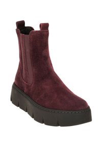 Bordeaux suède Chelsea boot met elastische zijpanelen, een ronde neus en een dikke zwarte plateauzool. Gekartelde oppervlakte met stikseldetails.