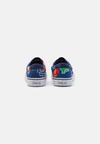 Ett par blå Polo-sneakers med färgglada abstrakta mönster, sedd från baksidan och visar vita sulor och "POLO"-logotyp.