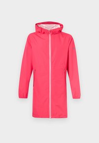 Imperméable long rose vif avec capuche, fermeture éclair avant et poches latérales zippées, présenté sur un fond clair uni.